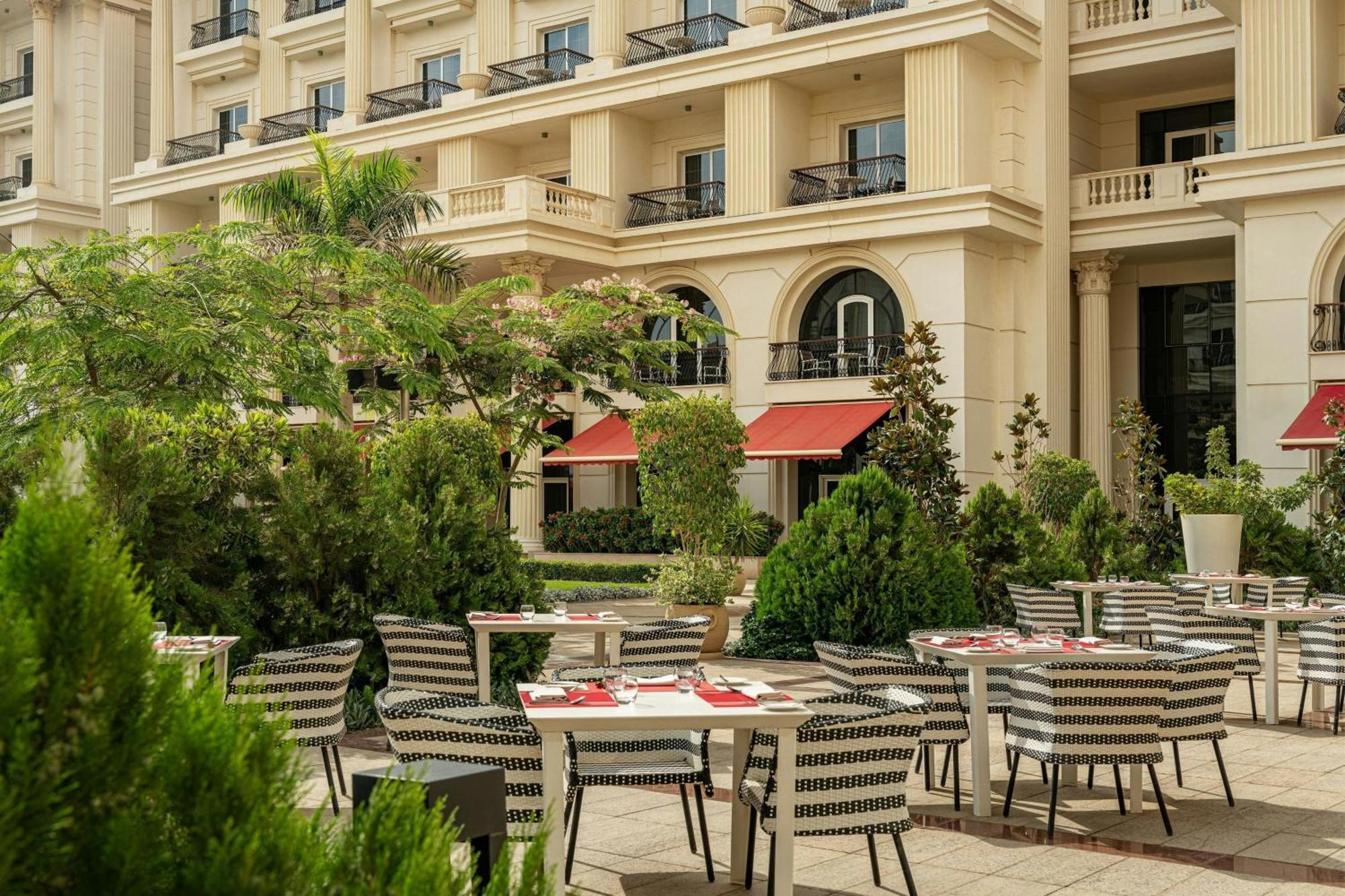 Hotel The St Regis New Capital Kair Zewnętrze zdjęcie The outdoor terrace of the restaurant